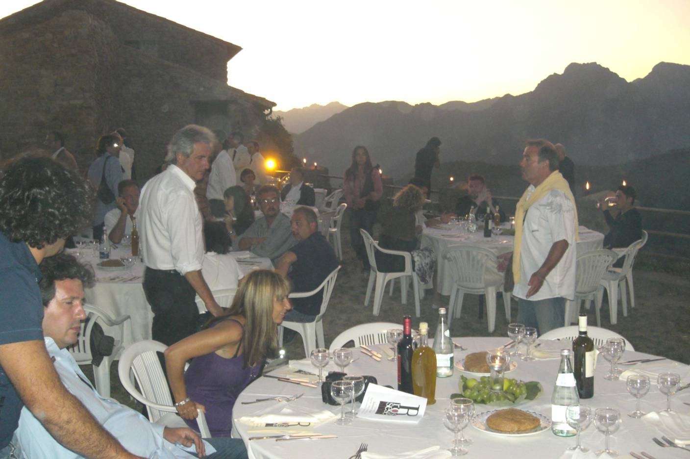 Cena sul sagrato della vecchia chiesa di Bajardo