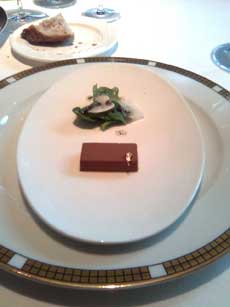 turrón de foie gras au cacao et feuille d'or avec salade de truffes d'été