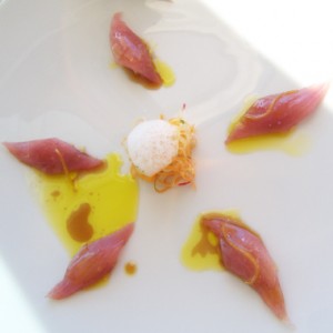 Pélamide crue à la tranche, écorce de bergamote, poireau, huile d’olive, sauce soja, beignet fleur de courgette, tomate fraichement pressée au agar agar Pélamide crue à la tranche, écorce de bergamote, poireau, huile d’olive, sauce soja, beignet fleur de courgette, tomate fraichement pressée au agar agar